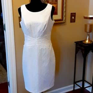 DR Collection white sleeveless stretch dress Size 6 EUC